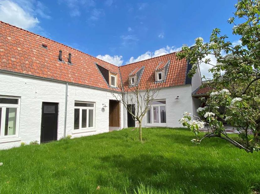 De kloosterhuisjes werden in 1620 gebouwd door de ongeschoeide karmelietessen.  Ze deden dienst al verblijf voor de zusters en hebben na het vertrek v